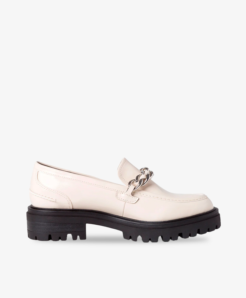 Offwhite Tamaris loafers med spænde på fronten og sort, chunky bund.