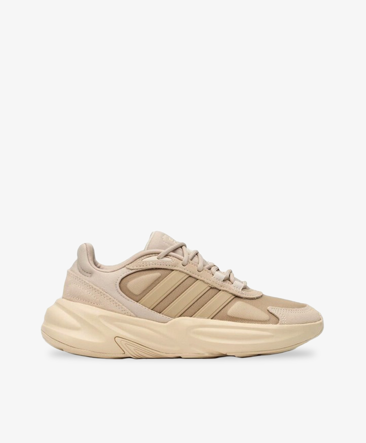 Beige Adidas sneakers med mørke beige logostriber.