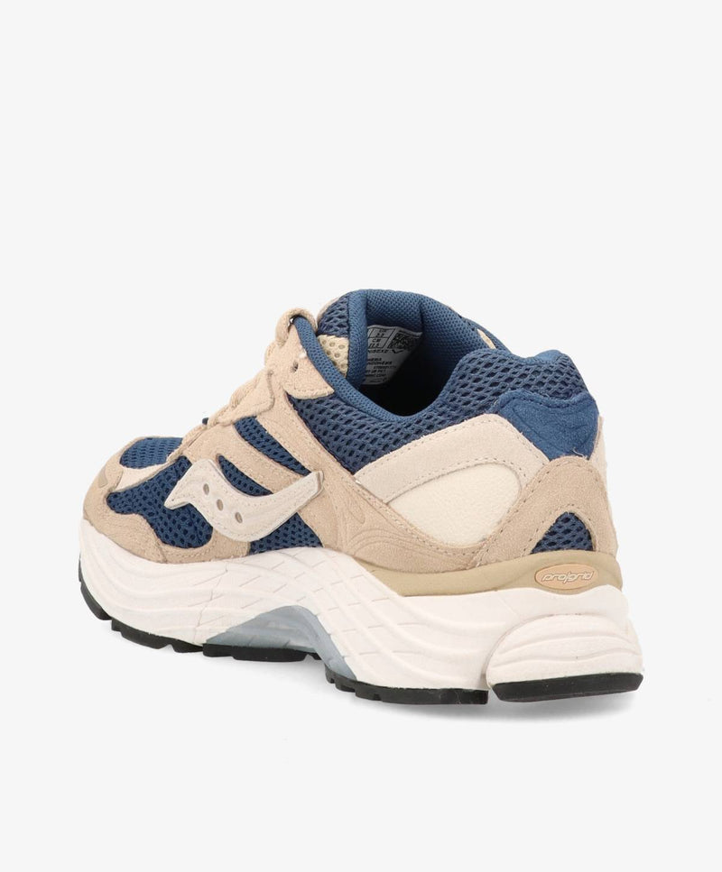 Beige og blå sneakers til kvinder set bagfra, med netdetaljer og en hvid sål.