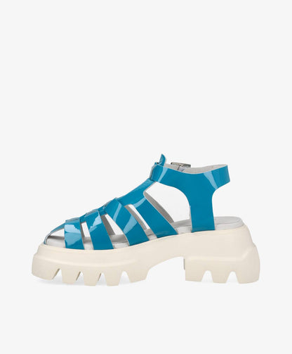 Blå sandal med tyk, hvid sål og remme i et moderne design.