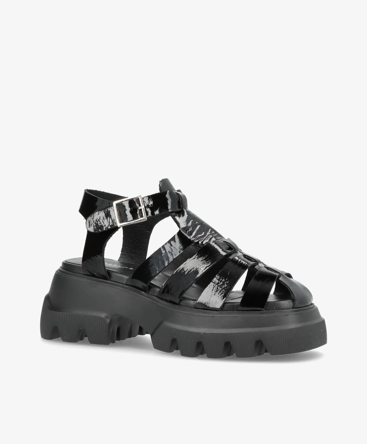 Sort sandal med tyk, rillet sål og justerbar rem med spænde.