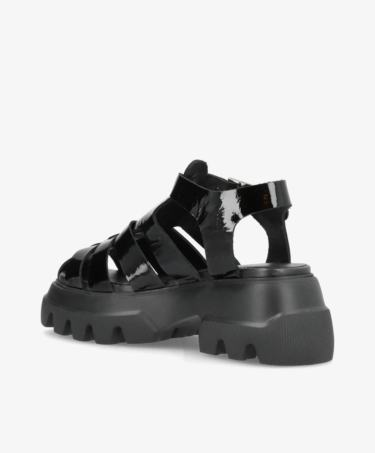 Sort sandal med tyk, rillet sål og flere remme i blankt materiale.