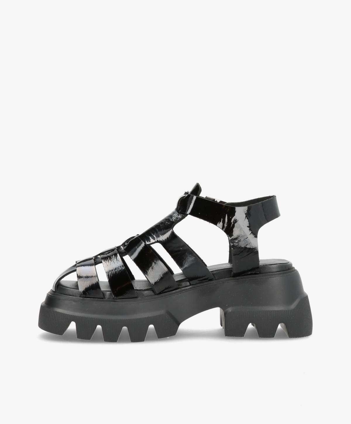 Sort sandal med tyk sål og remme i skinnende materiale.