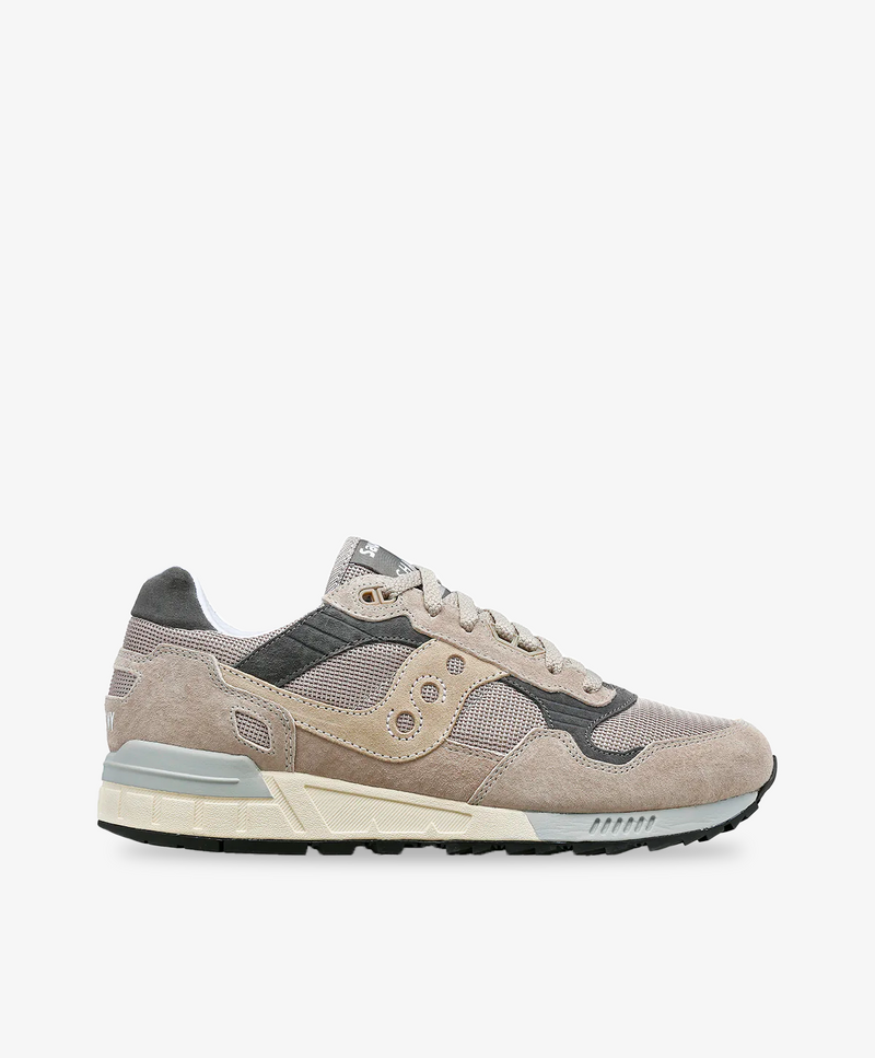 Dame sneakers i lys grå med beige og sorte detaljer, set fra siden.