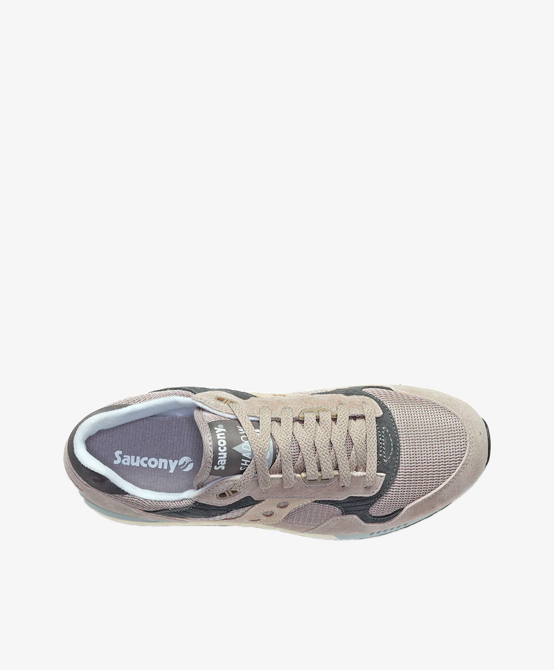 Dame sneaker i lys grå med snørebånd og Saucony-logo på indersålen, set fra oven.
