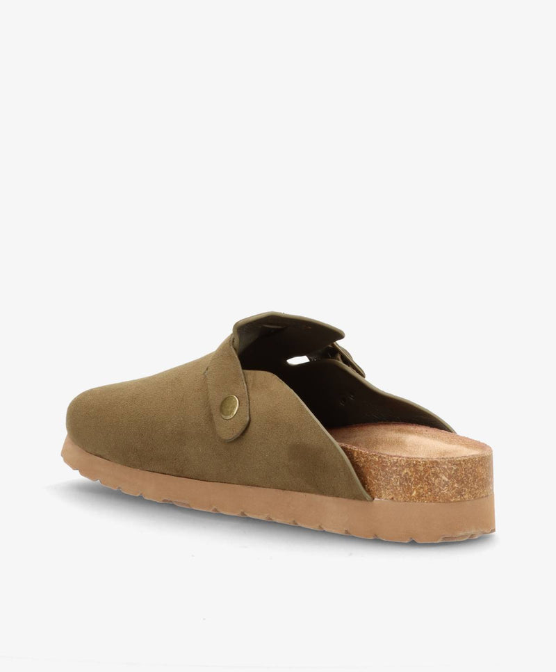 Khaki slip-in sko med brun sål og dekorative knapper på siden, set fra siden.
