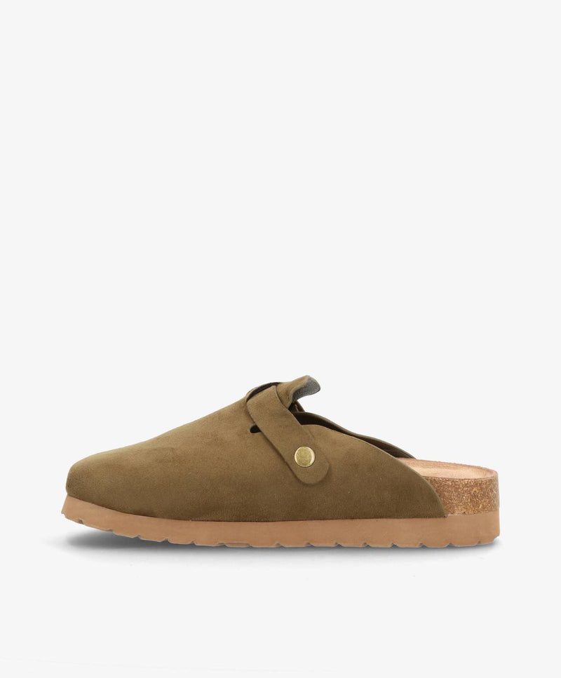 Khaki slip-ins med brun sål og en lille rem med knap på siden, set fra siden mod en hvid baggrund.
