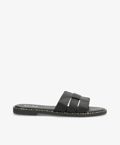 Sort slip-in sandal med flad sål og to brede remme over foden.