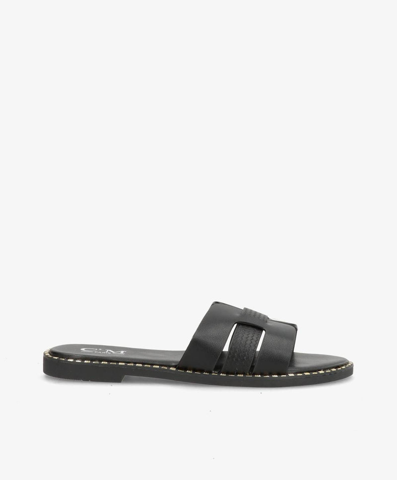 Sort slip-in sandal med flad sål og to brede remme over foden.