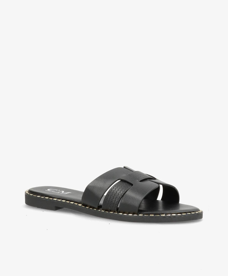 Sort slip-in sandal med flettede remme og flad sål.
