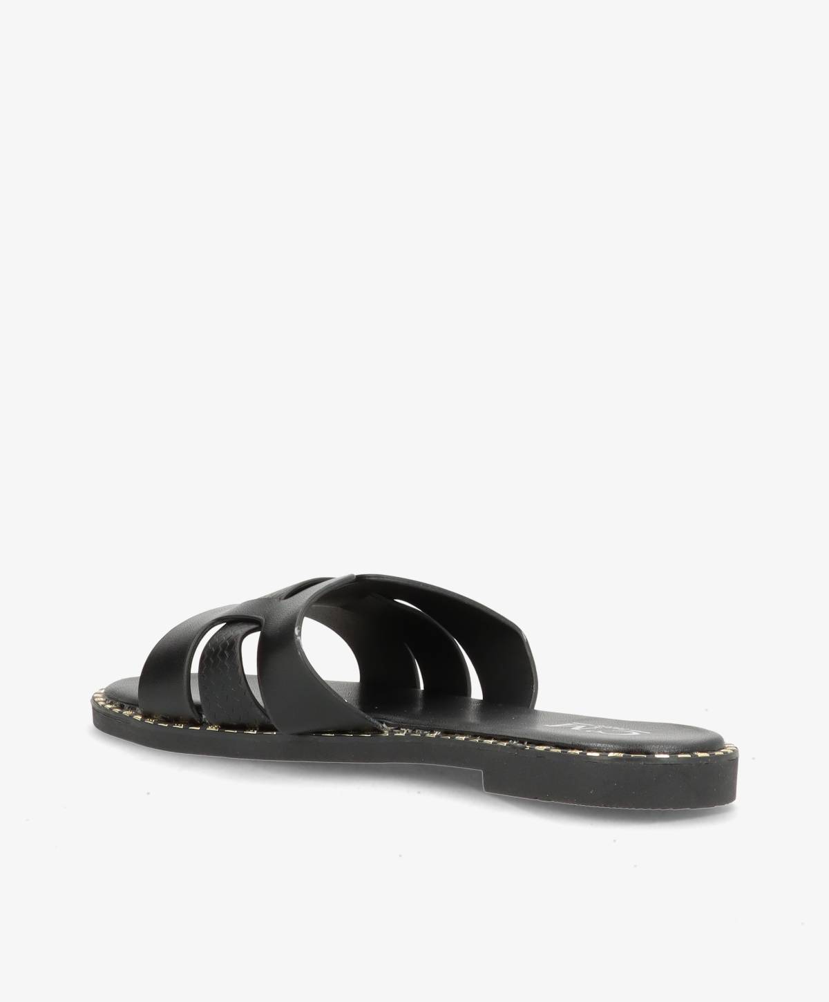 Sort slip-in sandal med flade såler og åbne tåremme, set fra siden.
