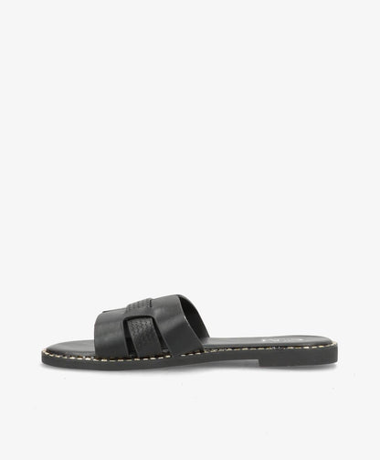 Sort slip-in sandal med flad sål og krydsede remme.