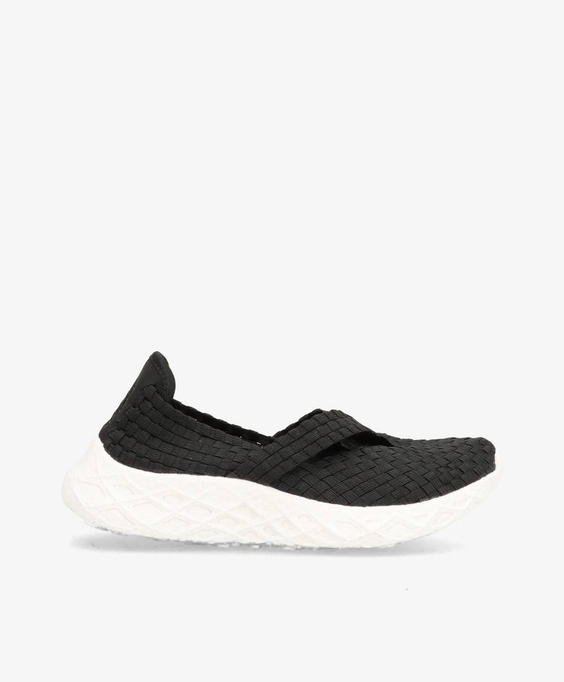 Sort slip-on sko med vævet tekstur og hvid sål, set fra siden.