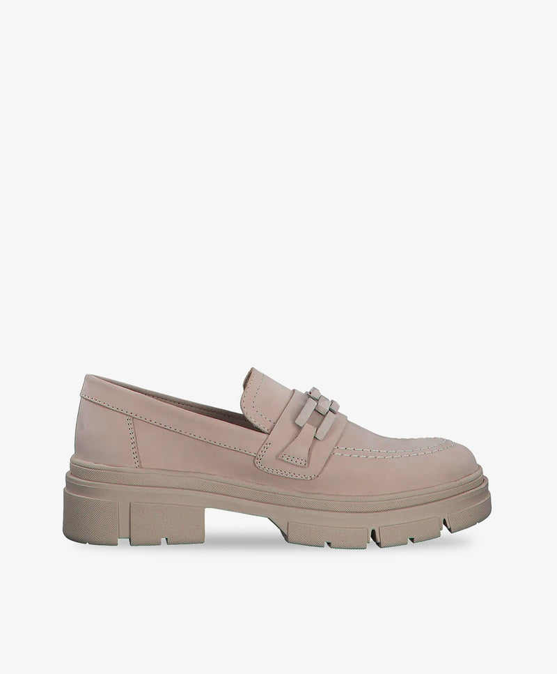 Beige loafersko med tyk sål og dekorative syninger.