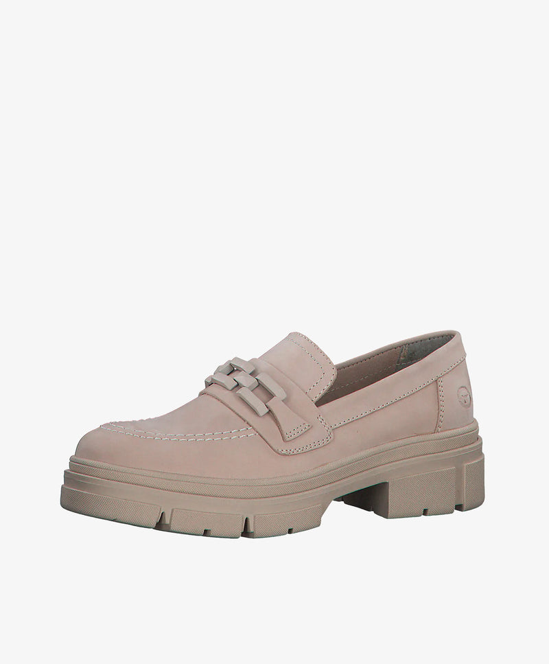 Beige loafer med tyk sål og dekorative syninger.