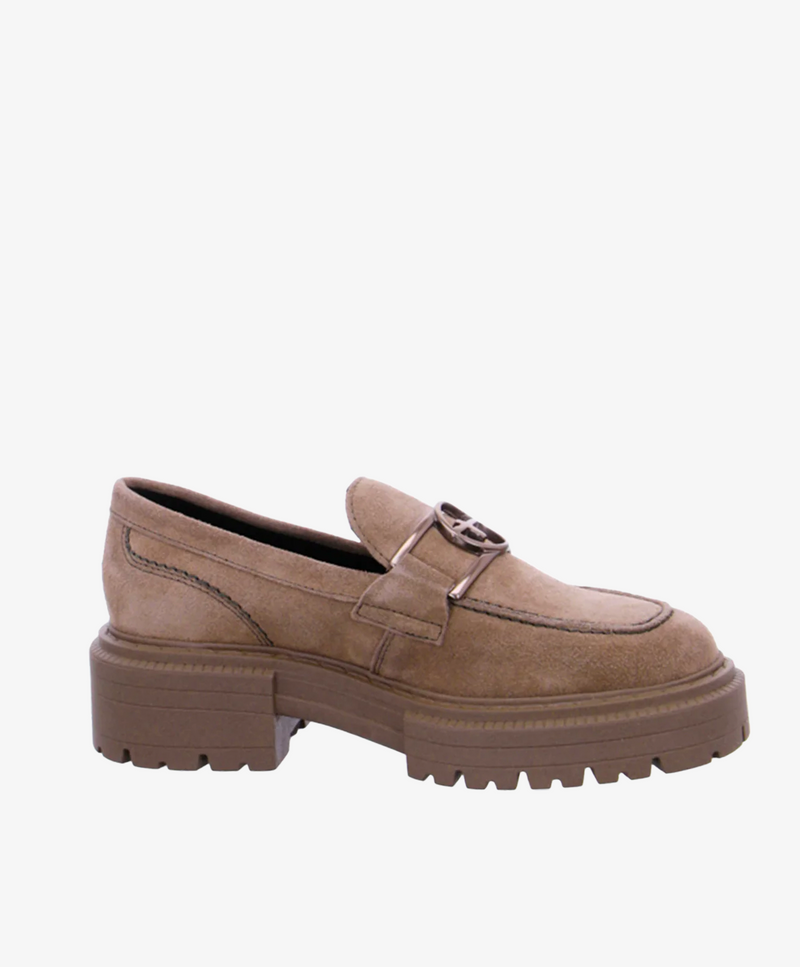 Brune Tamaris loafers med chunky bund og spænde på fronten.