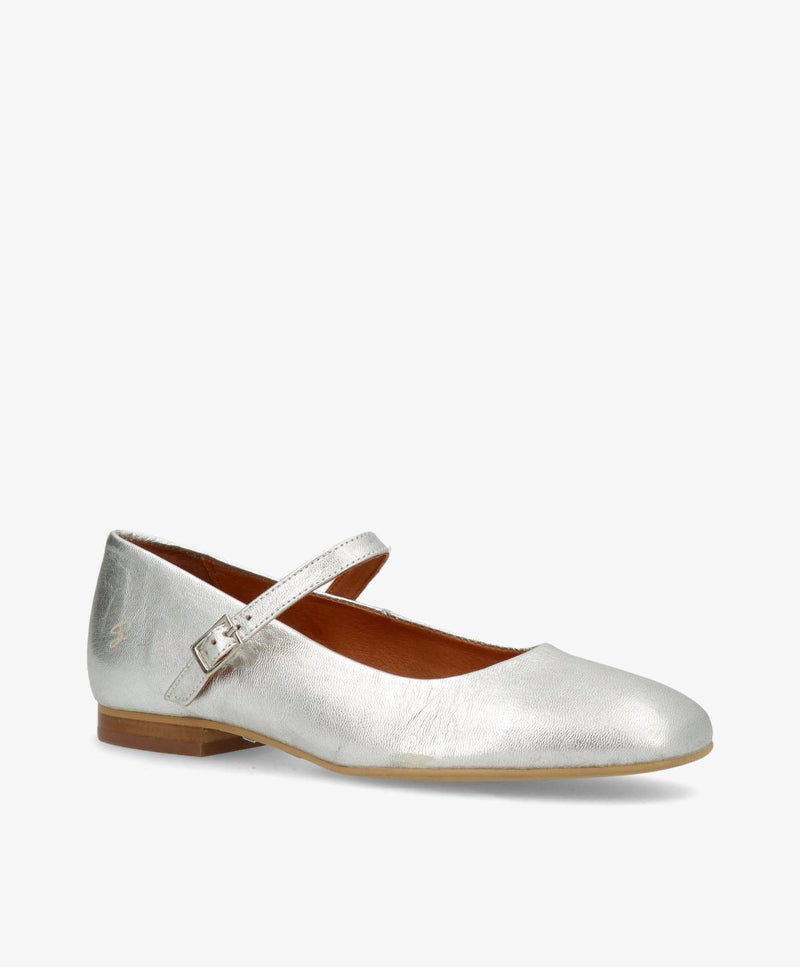 Sølvfarvet dameballerina i læder med rem og spænde, set fra siden.