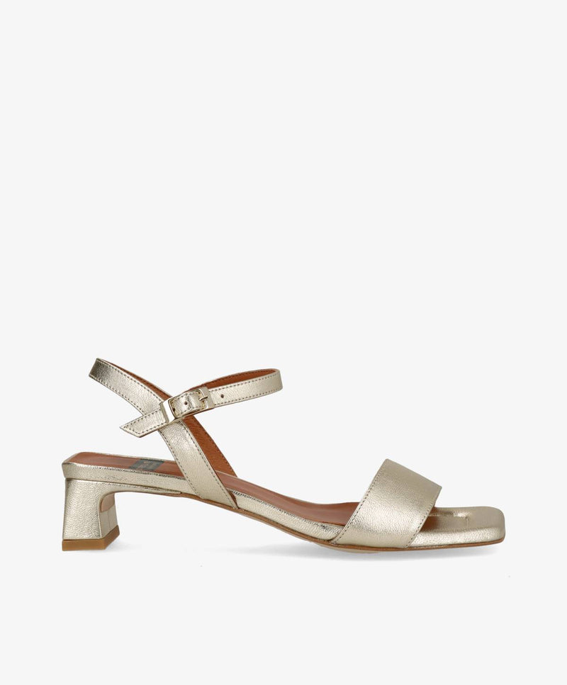 EMBRACE - Guld laminat læder - Sandal med hæl Dame